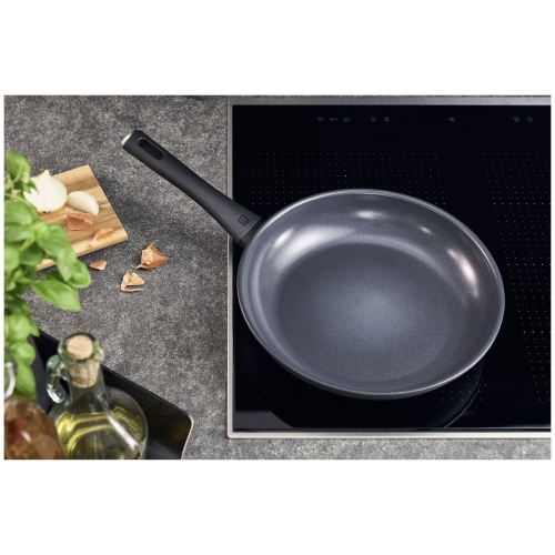 Poêle à frire Madura Plus de ZWILLING, 24&nbsp;cm/9.5&nbsp;po, aluminium, revêtement antiadhésif en céramique renforcée de titane