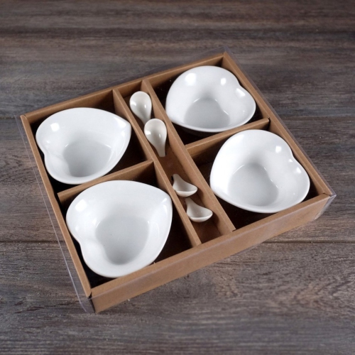 Ensemble de 4 bols en forme de coeur en porcelaine avec cuillère