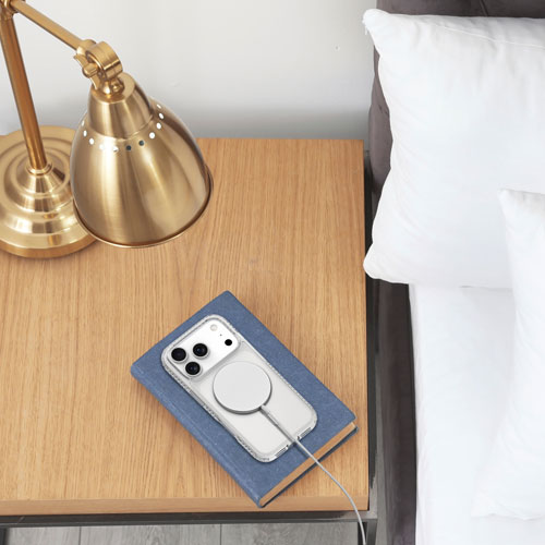 Étui rigide ajusté d'Insignia avec MagSafe pour iPhone 17 Pro - Transparent - Exclusivité de Best Buy