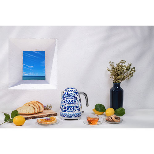 Bouilloire électrique de style années 50 de Smeg - 1,7 L - Collection Dolce & Gabbana - Bleu Méditerranée