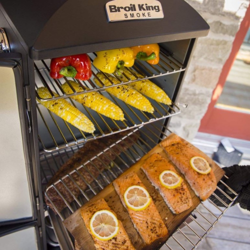 Fumoir vertical au charbon à 4 grilles de Broil King