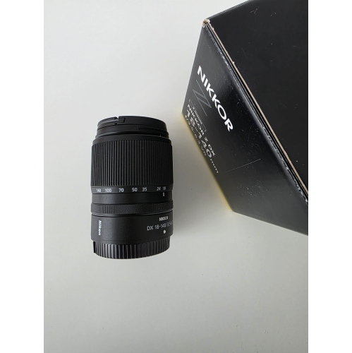 Remis à neuf - Objectif VR Nikkor Z DX 18-140&nbsp;mm f/3,5-6,3 de Nikon – Boîte