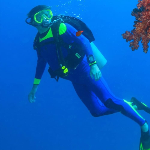 snorkeling two-piece set Tempered glass diving goggles + full dry breathing tube Anti-wave and anti-fog Ergonomic design Silicone mouthpiece Easy to