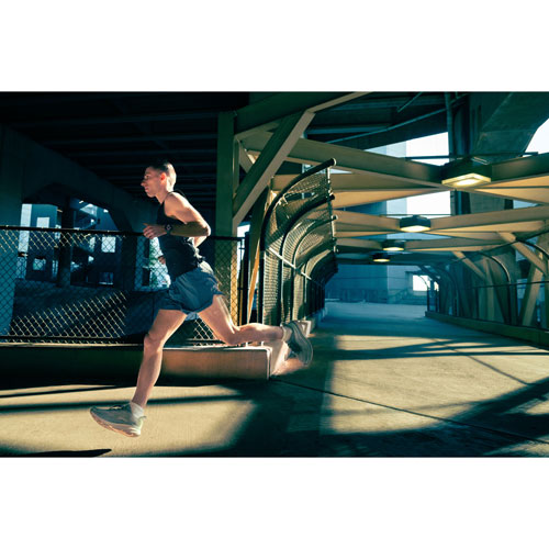 Montre intelligente Bluetooth de 47 mm Forerunner 970 de Garmin pour la course - Gris vert/Indigo translucide