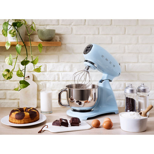 Batteur sur socle à tête inclinable Années 50 de Smeg - 5 pte - 800 W - Bleu