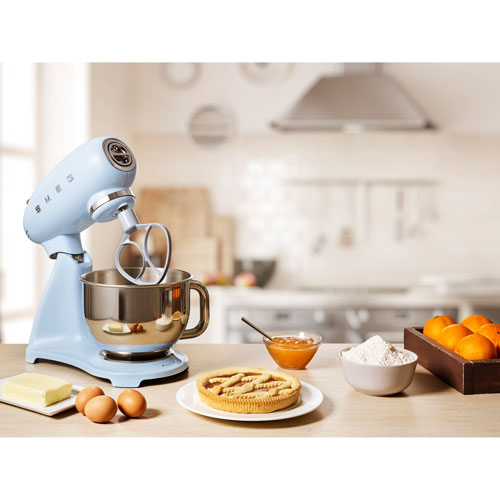 Batteur sur socle à tête inclinable Années 50 de Smeg - 5 pte - 800 W - Bleu