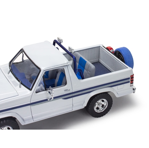 Revell 17242 '80 Ford Bronco w/Bass Boat & Trailer 1:24 Scale 157-Piece Skill Level 5 Model Truck Building Kit