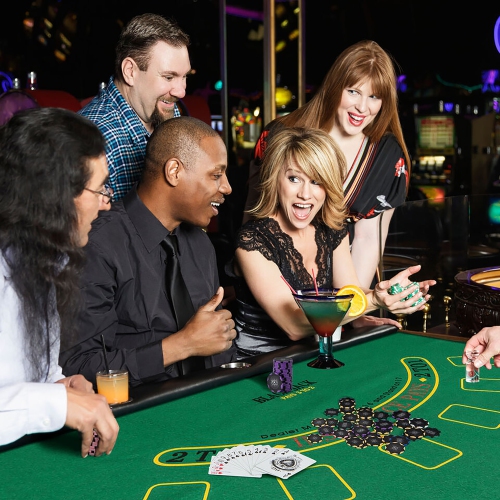 Gymax 600-Piece Poker Chip Set 14 Gram Claytec Chips w/ Carrying Case 6 Decks of Cards