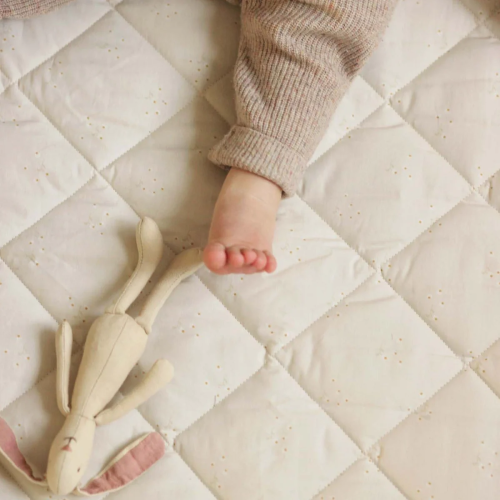 Tapis de jeu Stay & Play d'Avery Row - Chamomille sauvage