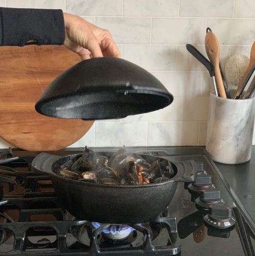 Outset 76495 Cast Iron Seafood and Mussel Pot with Lid for Empty Shells, 2.5 Quart