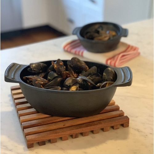 Outset 76495 Cast Iron Seafood and Mussel Pot with Lid for Empty Shells, 2.5 Quart