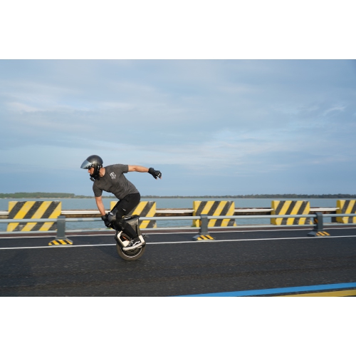 INMOTION V12S Electric Unicycle, 6000W motor, 70KPH Top Speed, 120KM range, 90mm suspension, Dual Hi-Fi Stereo Speakers, 4.3-inch high-definition