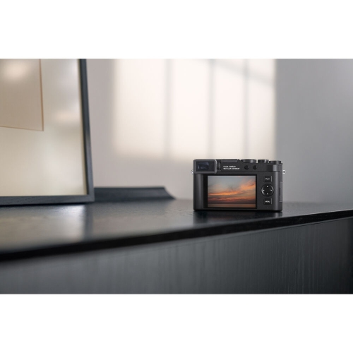 Leica D-Lux 8 Compact Digital Camera 17MP CMOS Sensor, 10.9-34mm f/1.7-2.8 Lens Bundle With 64GB Memory Card + Corel Photo, Video, & Art Suite Deluxe