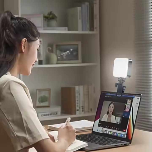 Nouvelle caméra LED remplissage lumière téléphone mobile clip photographie vidéo blog portable poche lumière trois couleurs RVB modèle de chargement