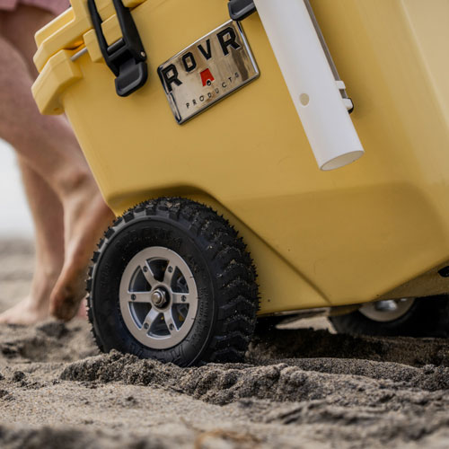 Glacière à parois rigides sur roues de 56,8 L avec poignée RollR de RovR - Côté ensoleillé