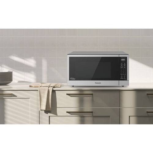 Four à micro-ondes de 1,6 pi³ de Panasonic avec Inverter et capteur Genius (NNST77LSC) - Acier inoxydable/Noir