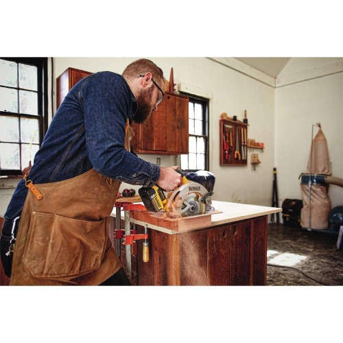 Remis à neuf – Scie circulaire sans fil au lithium-ion de 7 1/4 20 V MAX XR de DEWALT avec batterie et chargeur 5 Ah SEULEMENT