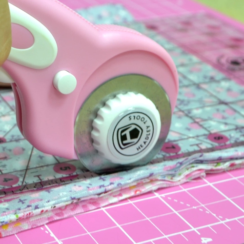 Headley Tools Rotary Cutter Set - 45mm Fabric Cutter, 5 Replacement Rotary Blades, A3 Cutting Mat, Quilting Ruler and Se