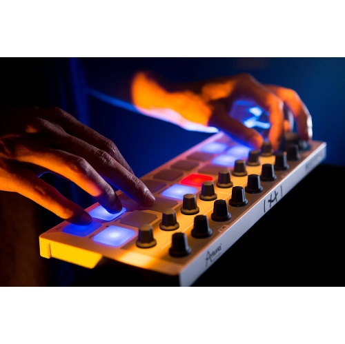 Contrôleur USB/MIDI/CV Beat Step et séquenceur d'Arturia