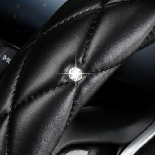The diamond-encrusted DAD crown and leather steering wheel cover are the perfect car accessories. Suitable for steering wheels with a diameter of 38