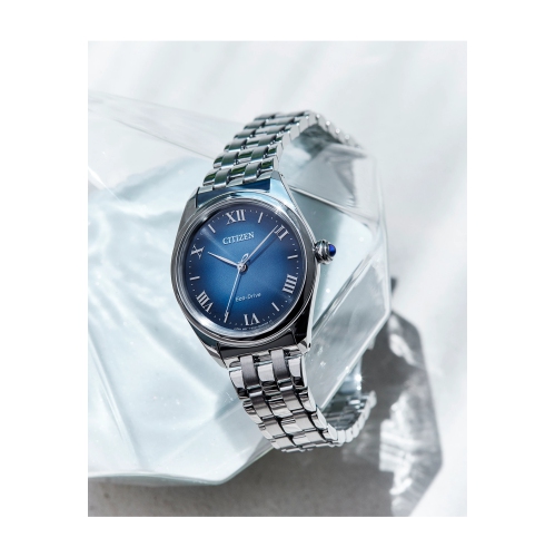 Montre pour femmes Eco-Drive L « Classic » de Citizen 33 mm avec boîtier et bracelet en acier inoxydable argenté et cadran bleu marine