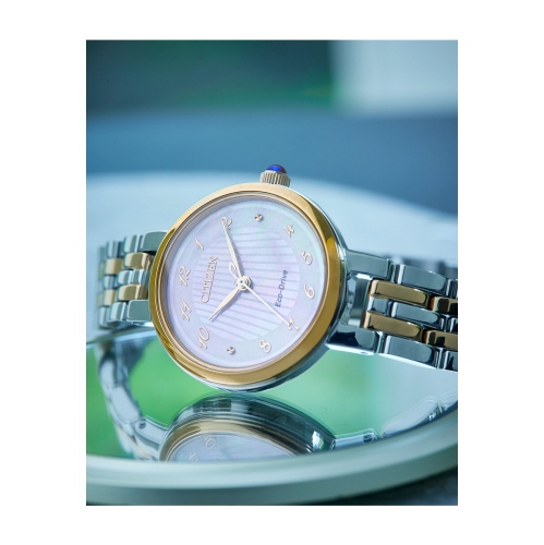 Montre pour femmes Eco-Drive 27,7 mm de Citizen avec boîtier et bracelet en inox bicolore et cadran blanc