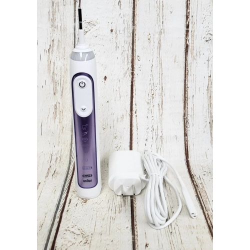 Boîte ouverte – Poignée de brosse à dents Genius 3771 D'ORAL-B avec étui et chargeur, violet orchidée