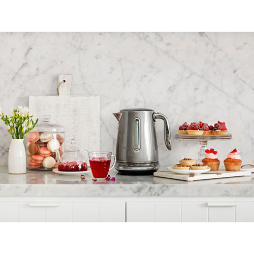 Remis à neuf (Bon état) - Bouilloire électrique programmable Smart Kettle Luxe de Breville - 1,7 L - Noyer fumé - Réusiné par Breville