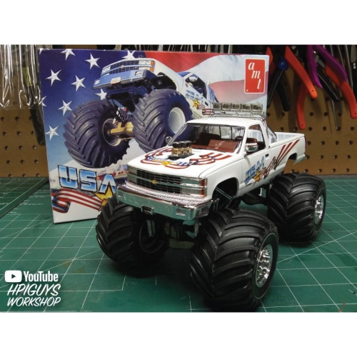 AMT1252 USA-1 CHEVY SILVERADO MONSTER TRUCK