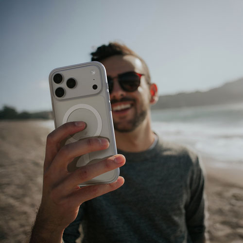 Étui rigide ajusté mince d'Incase Designs avec MagSafe pour iPhone 17 Pro Max - Transparent