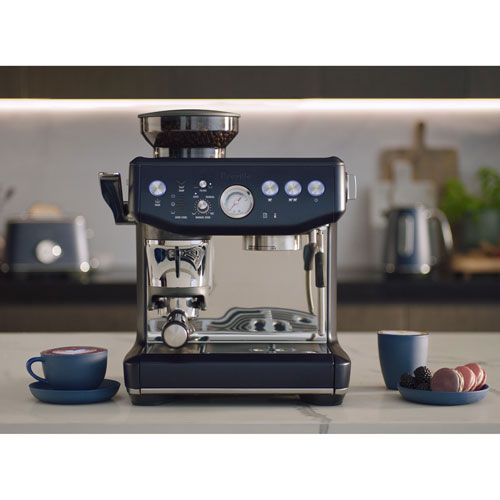 Remis à neuf (Bon état) - Machine à espresso Barista Express Impress de Breville avec mousseur et moulin - Damas bleu - Remis à neuf par Breville