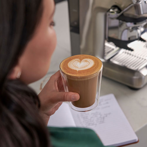 Remis à neuf - Machine à espresso Barista Express Impress de Breville avec mousseur et moulin - Acier inoxydable brossé - Remis à neuf par Breville