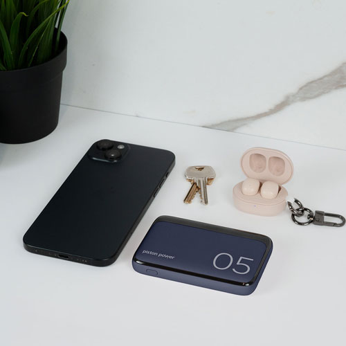 Chargeur portable USB-C/USB-A de 5000 mAh Vibrance Piston Power de LOGiiX - Bleu minuit